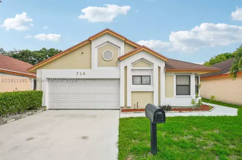 716 Holly St, North Lauderdale, FL 33068