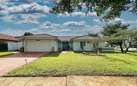 20007 NW 58th Pl, Hialeah, FL 33015