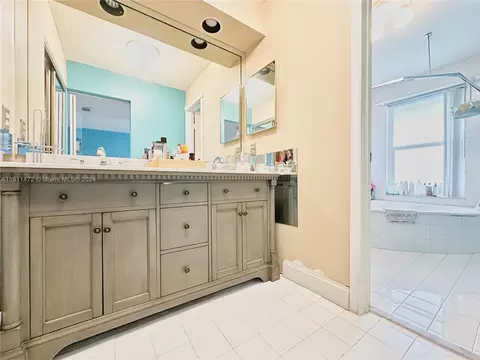 Bath - 20007 NW 58th Pl, Hialeah, FL 33015 photo 4 of 4