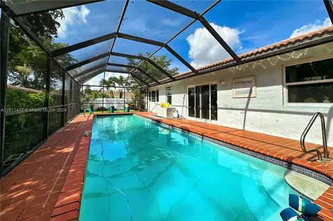 Exterior - 20007 NW 58th Pl, Hialeah, FL 33015 photo 2 of 4