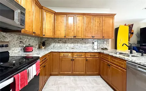 Kitchen - 20007 NW 58th Pl, Hialeah, FL 33015 photo 2 of 3