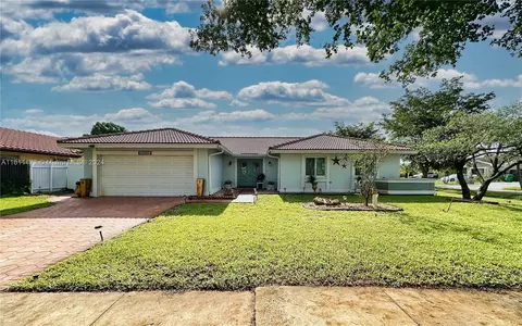 20007 NW 58th Pl, Hialeah, FL 33015
