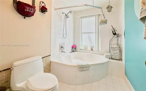 Bath - 20007 NW 58th Pl, Hialeah, FL 33015 photo 2 of 4