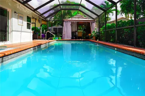 Exterior - 20007 NW 58th Pl, Hialeah, FL 33015 photo 3 of 4
