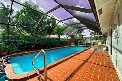 Exterior - 20007 NW 58th Pl, Hialeah, FL 33015 photo 1 of 4