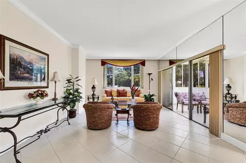 4330 Hillcrest Dr #111, Hollywood, FL 33021