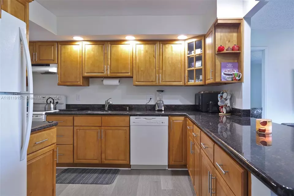 Kitchen - 200 Diplomat Pkwy #625, Hallandale Beach, FL 33009 photo 2 of 4