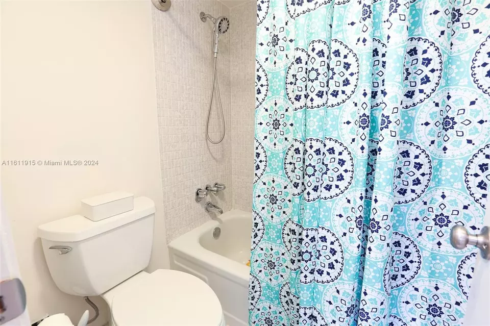 Bath - 200 Diplomat Pkwy #625, Hallandale Beach, FL 33009 photo 4 of 4