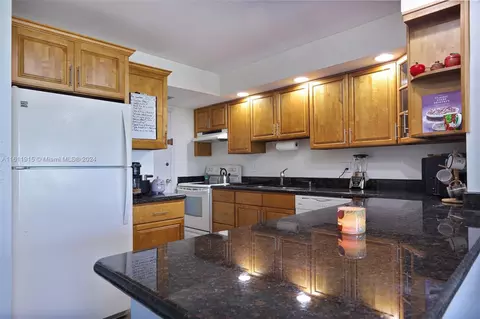 Kitchen - 200 Diplomat Pkwy #625, Hallandale Beach, FL 33009 photo 1 of 4
