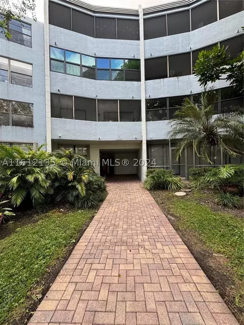 10852 N Kendall Dr #418, Miami, FL 33176