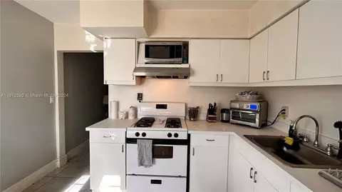 508 SW 10th St, Hallandale Beach, FL 33009