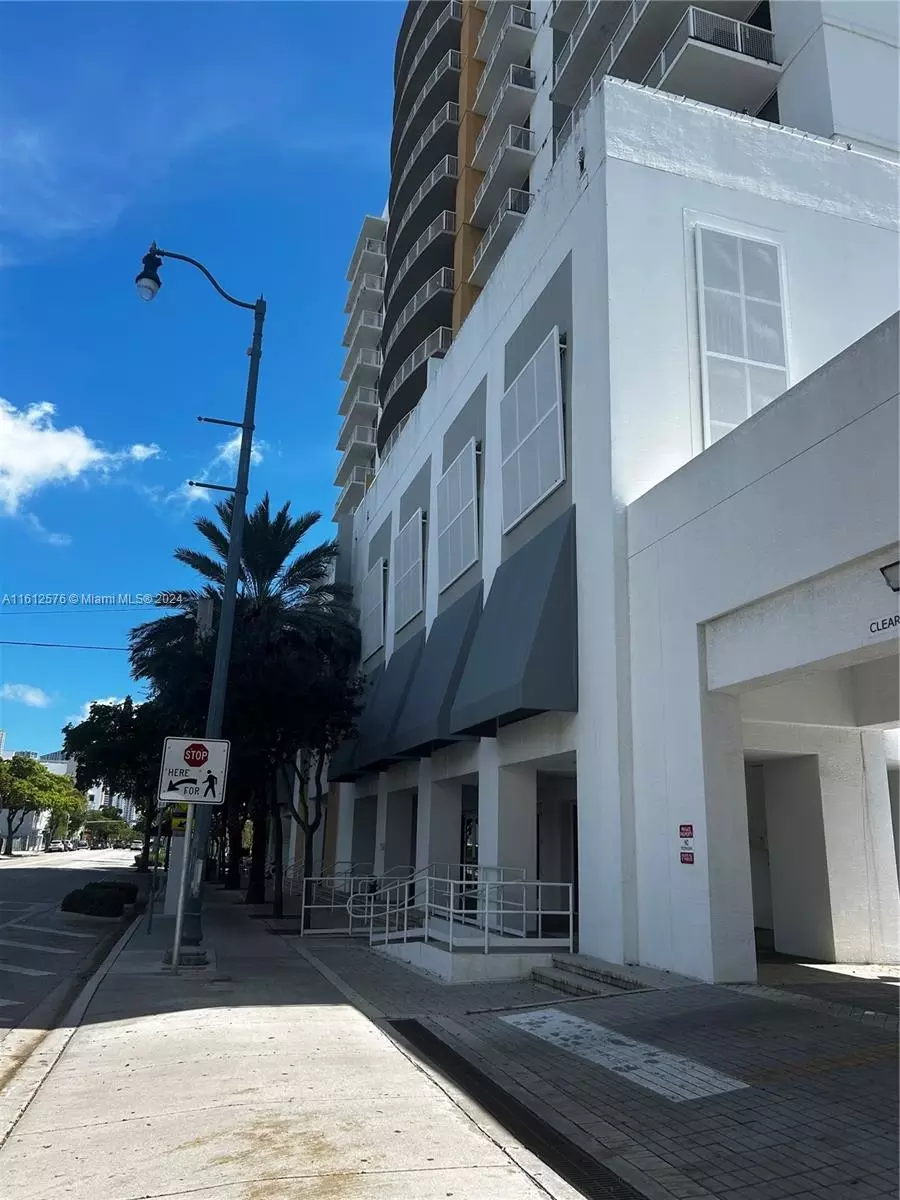Exterior - 900 SW 8th St #1403, Miami, FL 33130 photo 2 of 3