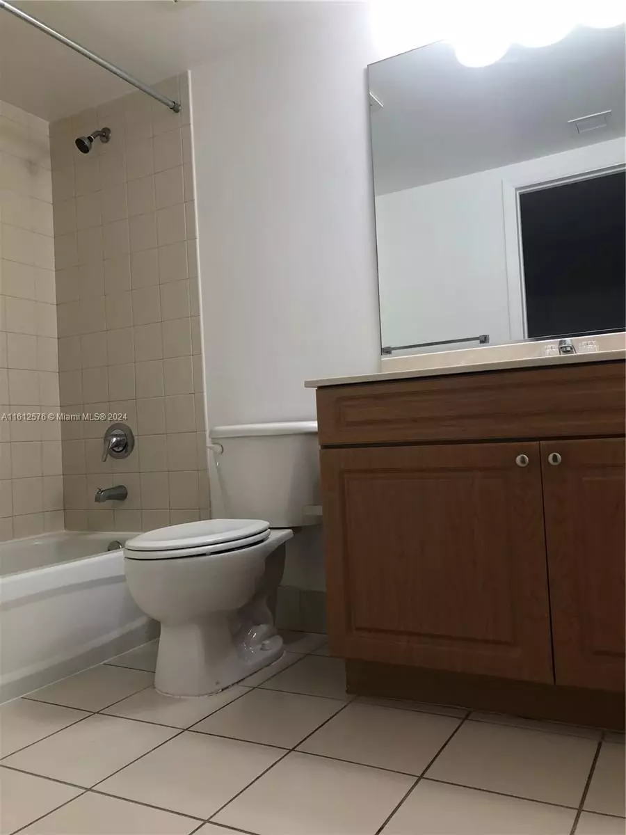 Bath - 900 SW 8th St #1403, Miami, FL 33130 photo 2 of 4