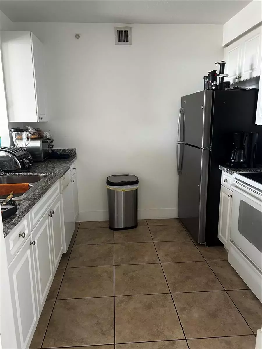 Kitchen - 900 SW 8th St #1403, Miami, FL 33130 photo 3 of 3