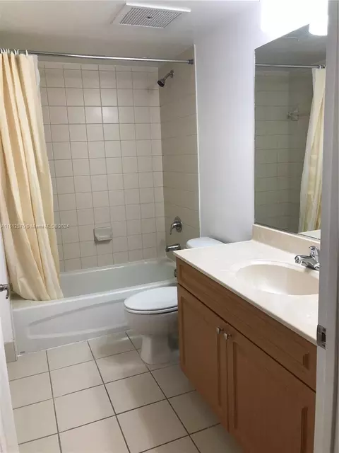 Bath - 900 SW 8th St #1403, Miami, FL 33130 photo 1 of 4