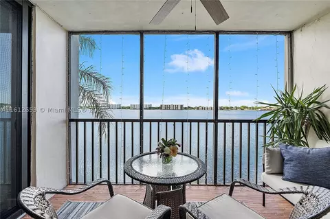 114 Lake Emerald Dr #309, Oakland Park, FL 33309