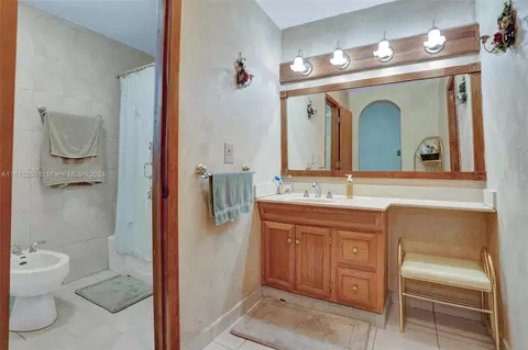 Bath - 4460 NW 203rd Ter, Miami Gardens, FL 33055 photo 2 of 3