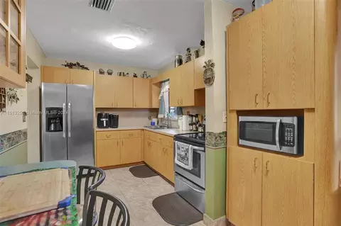 Kitchen - 4460 NW 203rd Ter, Miami Gardens, FL 33055 photo 2 of 2