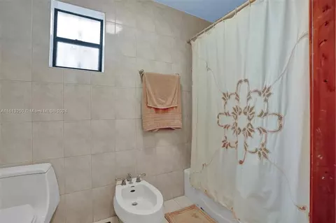 Bath - 4460 NW 203rd Ter, Miami Gardens, FL 33055 photo 3 of 3