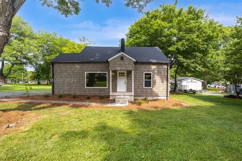 105 Neal St, Randleman, NC 27317