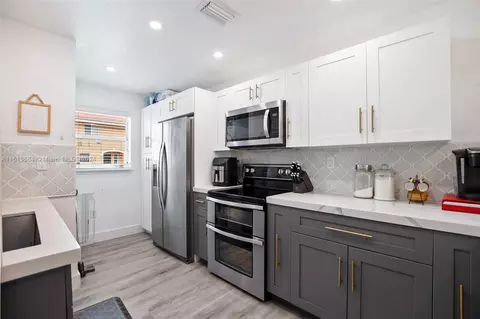 7965 NW 8th St #6, Miami, FL 33126
