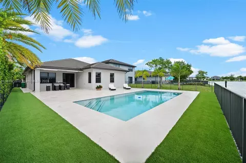 8892 NW 160th Ter, Miami Lakes, FL 33018