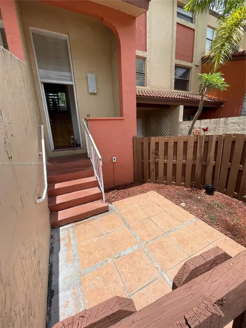 9961 NW 9th St Cir #9-18, Miami, FL 33172