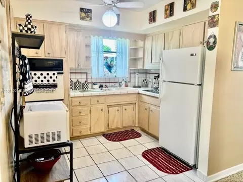 Kitchen - 5490 W 12th Ln, Hialeah, FL 33012 photo 3 of 3