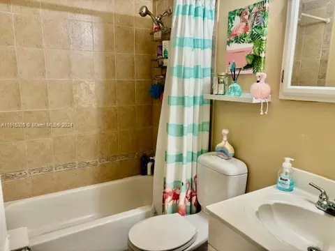 Bath - 5490 W 12th Ln, Hialeah, FL 33012 photo 2 of 2