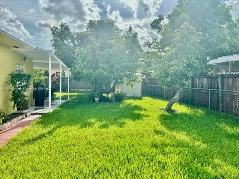 Exterior - 5490 W 12th Ln, Hialeah, FL 33012 photo 3 of 7