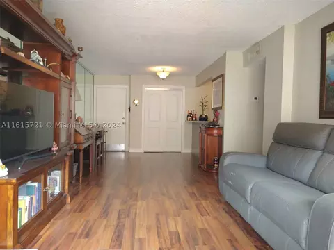 8893 Fontainebleau Blvd #404, Miami, FL 33172