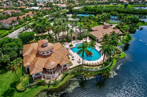 808 E Spinnaker Dr E, Hollywood, FL 33019