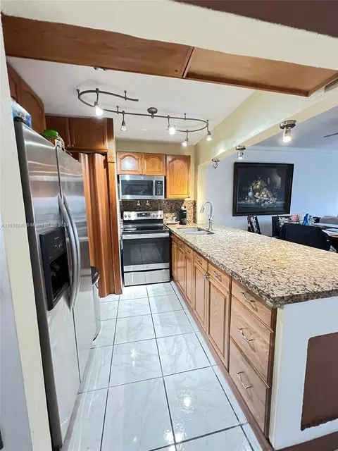 460 E 23rd St #403, Hialeah, FL 33013 photo 3