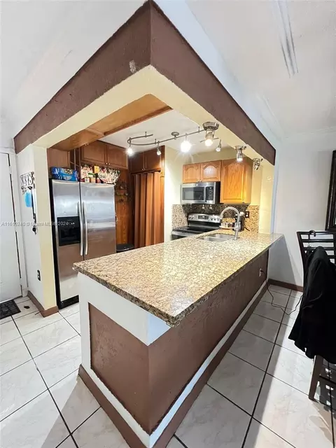 460 E 23rd St #403, Hialeah, FL 33013 photo 2