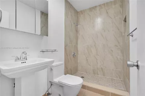 Bath - 630 W 53rd St, Hialeah, FL 33012 photo 4 of 4