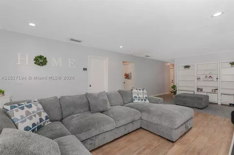 10700 NW 37th St, Coral Springs, FL 33065