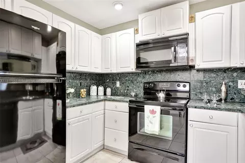 301 N Pine Island Rd #102, Plantation, FL 33324