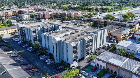 305 W 68th St #211, Hialeah, FL 33014
