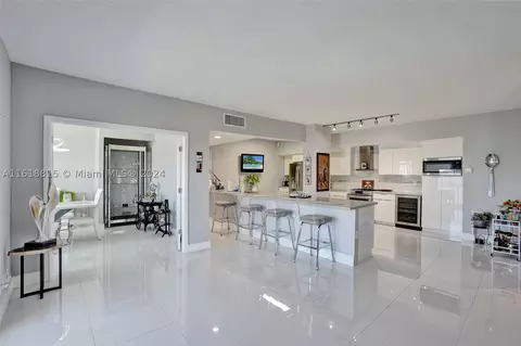 4200 Hillcrest Dr #1016-1018, Hollywood, FL 33021