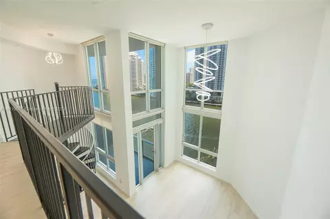 300 S Biscayne Blvd #L-1014, Miami, FL 33131