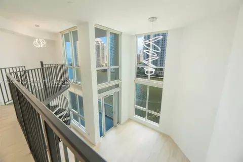 300 S Biscayne Blvd #L-1014, Miami, FL 33131
