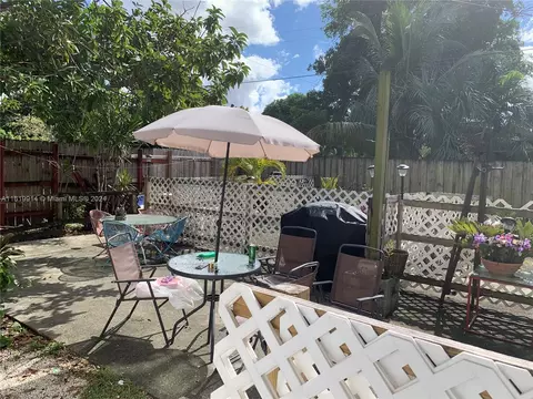 Exterior - 590 E 40th St, Hialeah, FL 33013 photo 7 of 8