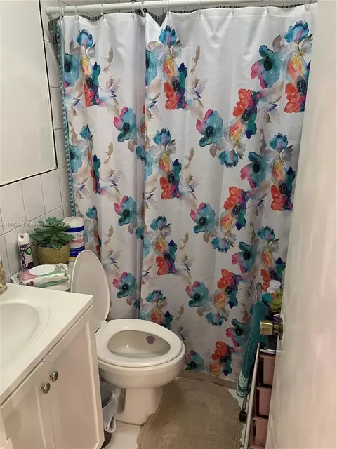 Bath - 590 E 40th St, Hialeah, FL 33013 photo 3 of 3