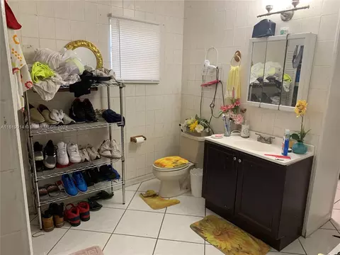 Bath - 590 E 40th St, Hialeah, FL 33013 photo 2 of 3