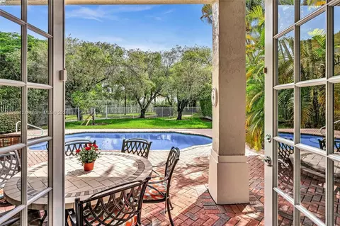 19526 NE 17th Ave, Miami, FL 33179