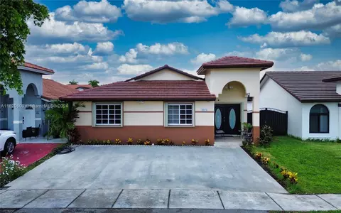 8876 NW 110th St, Hialeah Gardens, FL 33018