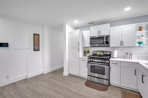 Kitchen - 910 NW 197th Ter, Miami Gardens, FL 33169 photo 1 of 6