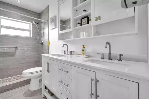 Bath - 910 NW 197th Ter, Miami Gardens, FL 33169 photo 2 of 2