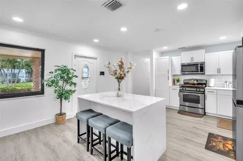 Kitchen - 910 NW 197th Ter, Miami Gardens, FL 33169 photo 6 of 6