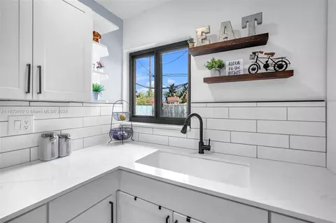 Kitchen - 910 NW 197th Ter, Miami Gardens, FL 33169 photo 3 of 6